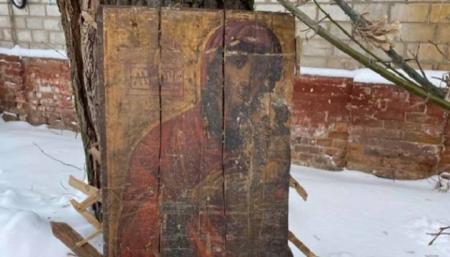 В стенах сгоревшей больнице на Черниговщине нашли древние иконы