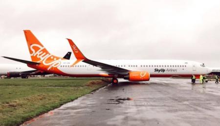 Опоздали на 14 часов: самолет SkyUp поломался на пути из Занзибара в Киев