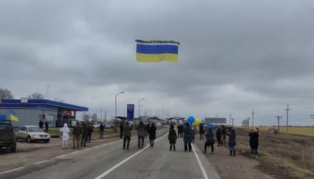 На админгранице запустили флаг Украины с посланиями для жителей оккупированного Крыма