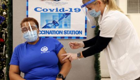 В США COVID-прививки получила рекордное количество населения