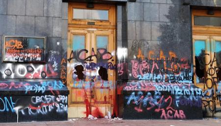 Доказательства вандализма: Мендель говорит, что повреждённые двери ОП не отдадут на выставку