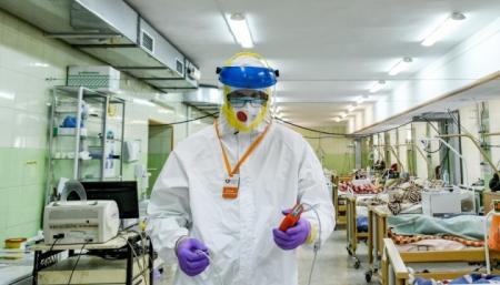 Нові штами коронавірусу з'являються серед нещепленого населення - вірусолог
