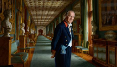 Смерть принца Филиппа: британцев просят обойтись без цветов у резиденций