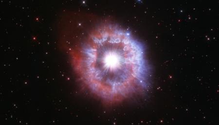Телескоп Hubble показал гигантскую звезду на грани самоуничтожения