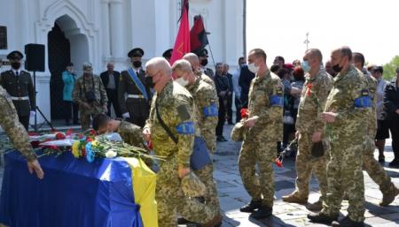 В Чернигове попрощались с бойцом, погибшим от пули снайпера на востоке Украины