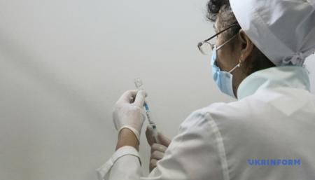Вакцинация в Украине: зафиксировали менее 1% серьезных побочных явлений