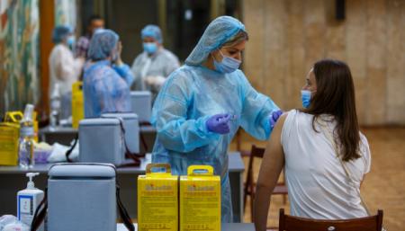 В Украине против коронавируса вакцинировали более двух миллионов человек