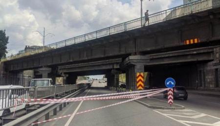 В Киеве обвалилась часть Берестейского моста, кусок бетона упал на «ГАЗель»
