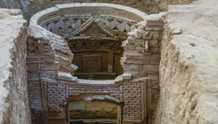 Фарфор, зеркала и монеты: в Китае нашли 12 гробниц династии Юань