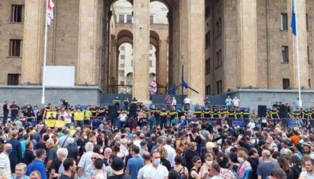 В Тбилиси сотни людей вышли на протест из-за смерти телеоператора, избитого противниками ЛГБТ