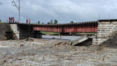 На Транссибе в России дожди «смыли» железнодорожный мост
