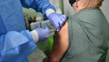 В Минздраве напомнили, что штамм Delta снижает эффективность вакцин