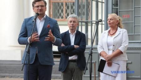 Украина пыталась привезти оригинал Конституции Пилипа Орлика 13 лет - Кулеба