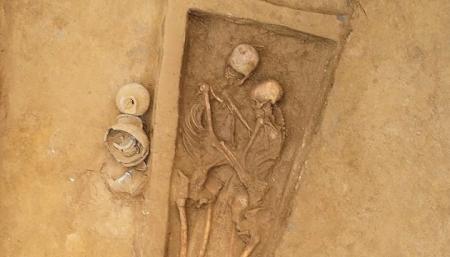 Полторы тысячи лет в объятиях: в Китае раскопали останки влюбленной пары