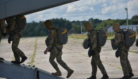 Украинские десантники испытывают американские парашютные системы