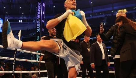 Після перемоги над Джошуа, Усик затанцював гопак із прапором України в руках