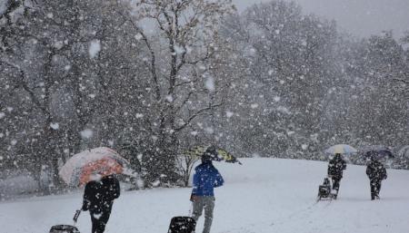 Украинцам прогнозируют «скользкое» воскресенье и снежное начало недели