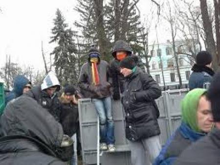 Власть требует от Минобороны обеспечить митинг в 200 тысяч человек