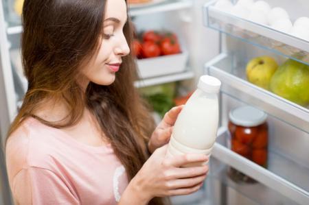 Почему молоко нельзя хранить на дверце холодильника