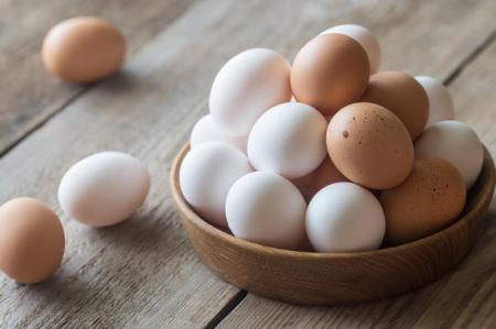 Какие яйца лучше: белые или коричневые?
