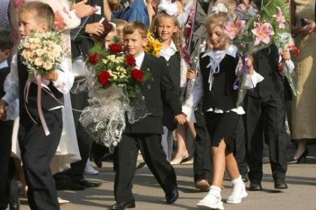 Азаров просит сделать 1 сентября выходным для родителей первокласников
