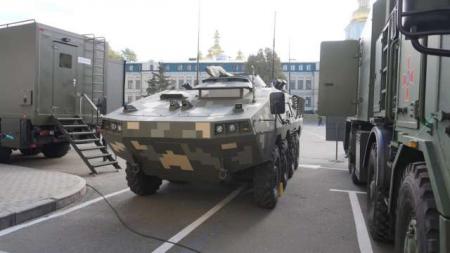 В Україні представили новий бронетранспортер БТР-60 у версії «Хорунжий»