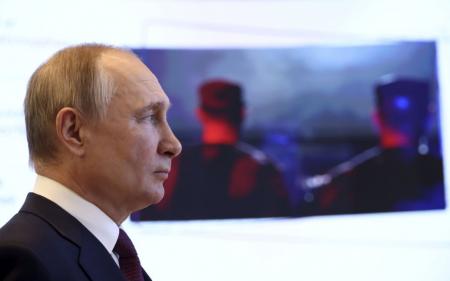 Путін наказав показувати кіно про війну в Україні та про боротьбу з неонацизмом
