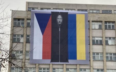 Путін в мішку для трупа з’явився на будівлі МВС у Чехії 