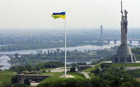 На самом большом флагштоке Украины устанавливают новый трезубец