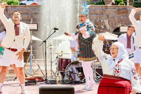 Верка Сердючка устроила жаркие танцы в фонтане на Крещатике