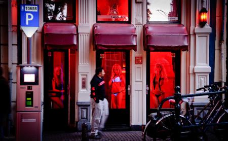 В Амстердаме хотят замуровать окна со 