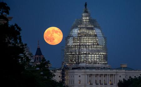 Трамп подписал указ о праве США на ресурсы Луны