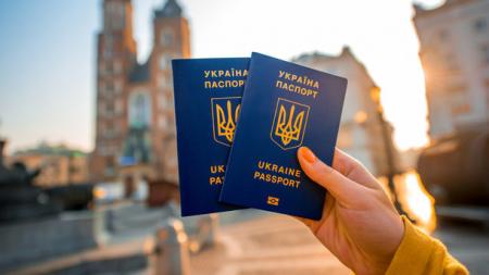 Украинцы могут ездить без виз в 128 стран: опубликован обновленный рейтинг паспортов