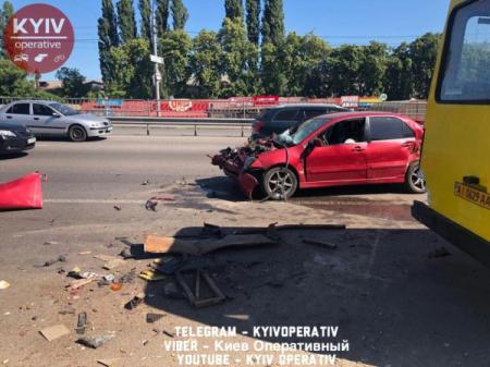 В Киеве в ДТП разбились три маршрутки и Mitsubishi 