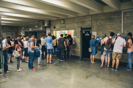 Успей купить по 5 гривен: в киевском метро люди стоят в огромных очередях