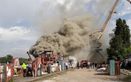 В Киеве горит корабль на заводе 