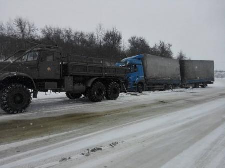 На Буковине спасатели вытащили из снега 10 автомобилей и рейсовый автобус