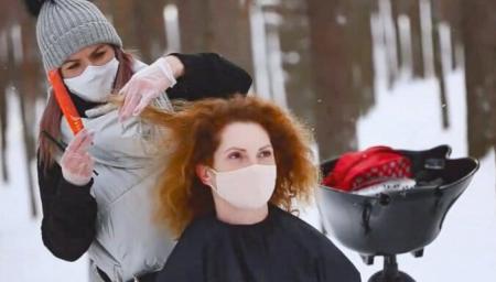 Зробила зачіску в лісі: депутатка познущалася над забороною влади через COVID-19