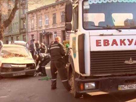 С улиц Львова начали убирать заброшенные авто