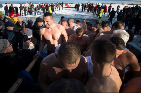 Виталий Кличко и 30 украинских мэров вместе нырнули в Днепр на Крещение