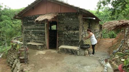 Женщина построила дом из стеклянных бутылок в Бразилии