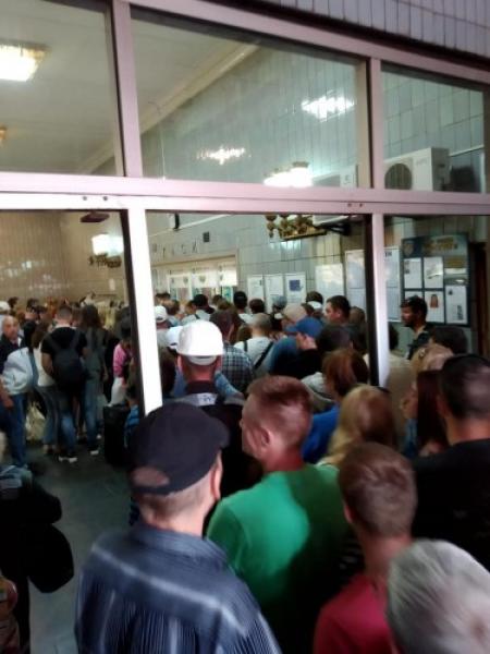 На метро Вокзальная в Киеве снова утром образовалась 