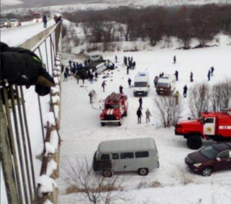 В России с моста рухнул автобус, 18 погибших