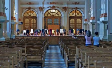 Львовяне возмущены занятиями по йоге в храме Марии Магдалены