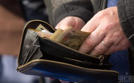 Кожному третьому українцю не вистачає грошей до зарплати, а на продукти йде до 60% бюджету