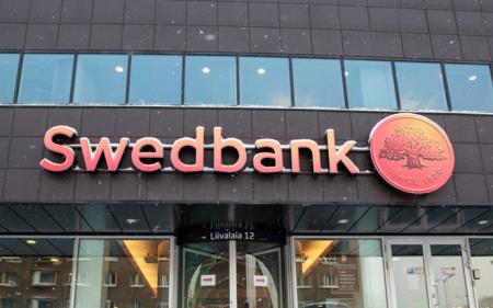 Swedbank уволил президента из-за схем отмывания денег с участием Януковича