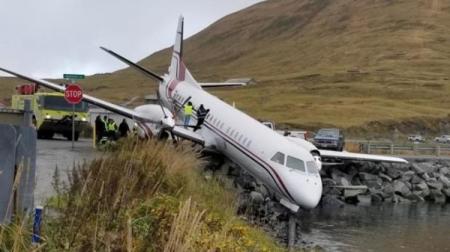 На Аляске самолет с пассажирами повис над водой 