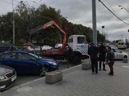 На дороги Киева вернулись эвакуаторы - машины стали забирать на штрафплощадки