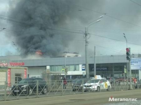 В Санкт-Петербурге горит автоцентр 