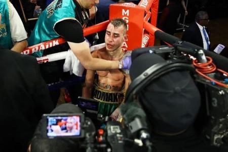 Российского боксера унесли на носилках с ринга после боя 